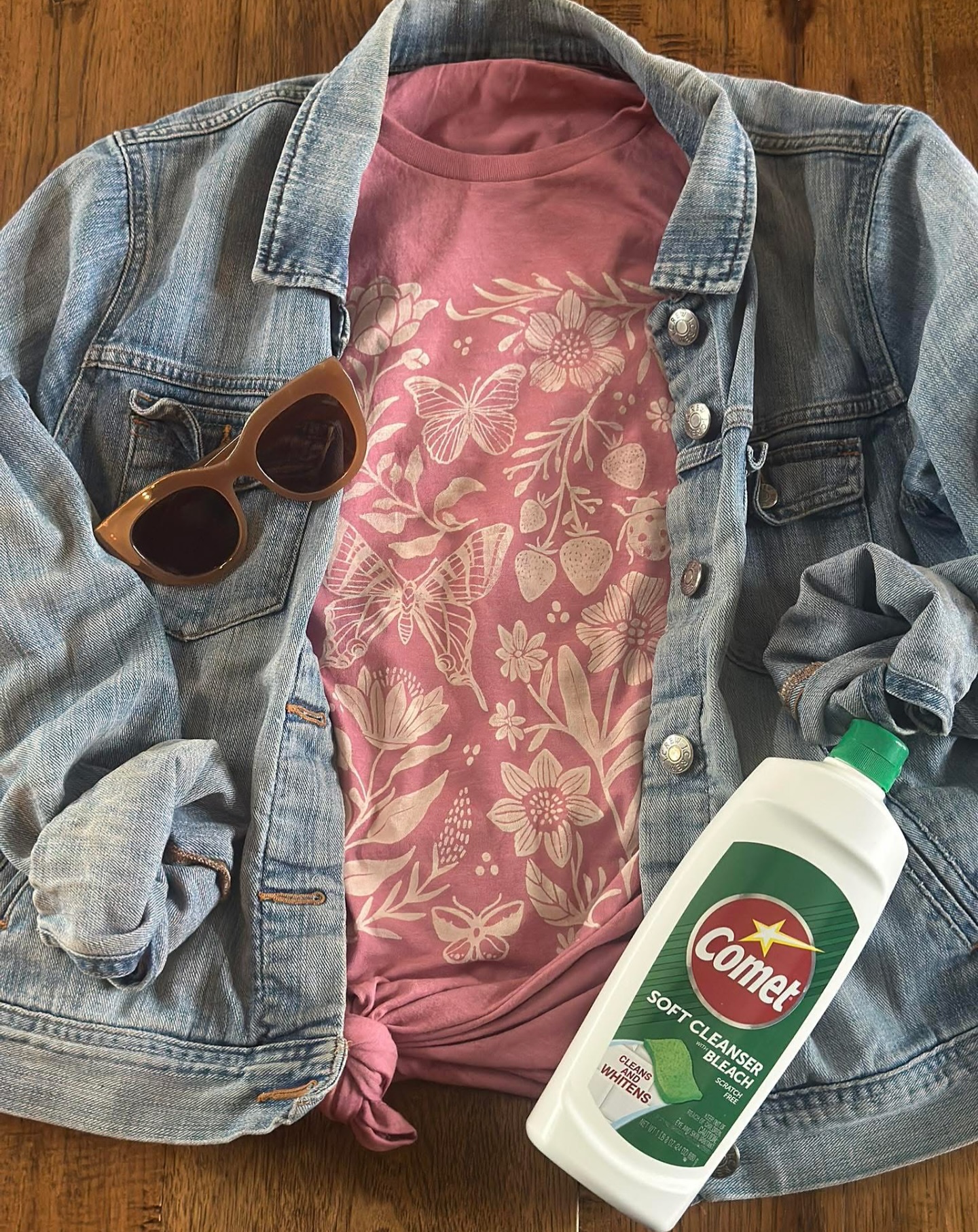 Omg — did you know you can use Comet, squeegee it over a stencil, and get this amazing look?! 🤩
I seriously can’t get over how cool this turned out! No ink, no heat setting needed — just rinse with cool water to stop the bleaching process and you’re good to go.
Such a fun and easy way to make custom shirts! Are you going to try it? 
.
.
#craftyfun #bleachart #diyshirts #craftylife #easydiy #craftyglam